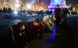 Une opération d'évacuation d'un camp de migrants en novembre 2020 à Paris.