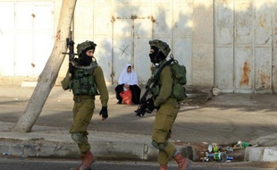 Des soldats israéliens patrouillent à l'Est de Naplouse le 3 octobre 2015