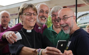 Des membres du clergé, le 14 juillet 2014 à York, célèbrent le vote de l'église anglicane en faveur de l'ordination des femmes évêques.