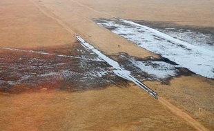 Une fuite de 4.000 m3 de pétrole brut s'est échappée d'un oléoduc, le 7 août 2009 à Saint-Martin-de-Crau (Bouches-du-Rhône).