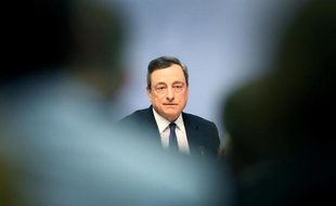 Mario Draghi, président de la Banque centrale européenne, tient sa traditionnelle conférence de presse à l'issue de la réunion du conseil des gouverneurs, le 15 avril 2015 à Francfort