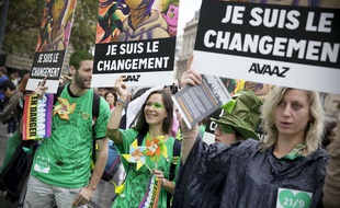 Des manifestants lors de la marche pour le climat à Paris, le 21 septembre 2014.