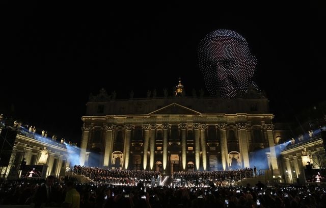 Un gigantesque concert gratuit pour encourager la paix et la fraternité a été organisé ce samedi soir sur la place Saint-Pierre de Rome