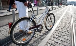 Un vélo en ville (illustration).
