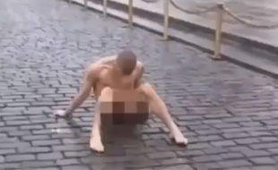 Capture d'écran d'une vidéo Youtube montrant Piotr Pavlenski se clouant les parties génitales à Moscou, le 10 novembre 2013.