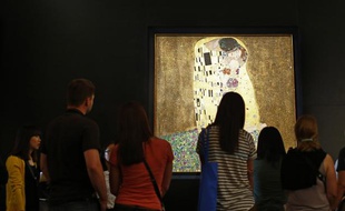 Des visiteurs au Musée du Belvédère de Vienne devant Le Baiser de Gustav Klimt, le 12 juillet 2012.