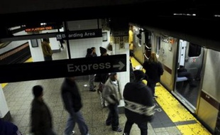 Un policier de New York, Richard Kern, 25 ans, a été inculpé mardi pour agression sexuelle aggravée à l'encontre d'un homme interpellé dans le métro et risque jusqu'à 25 ans de prison, une bavure qui a nécessité l'enquête d'un grand jury citoyen.