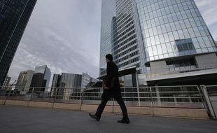 Un homme dans le quartier d'affaires de La Défense près de Paris.