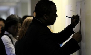 Les nouvelles inscriptions au chômage ont reculé nettement aux Etats-Unis après trois semaines consécutives de hausse, selon des chiffres publiés jeudi à Washington par le département du Travail