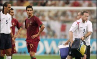 Les commentateurs anglais ont reproché au Portugais d'avoir rendu la situation plus tendue en accourant auprès de l'arbitre. Cristiano Ronaldo, dont une camera semble avoir capté un sourire à son banc après l'exclusion de Rooney, s'en est défendu.