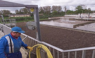 Un employé de l'usine d'épuration des eaux usées de Beaurade, à proximité de Rennes.