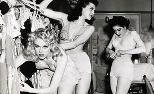Photo vintage de femmes en plein essayage