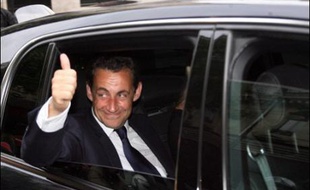 Le candidat UMP Nicolas Sarkozy a été élu dimanche président de la République, devançant largement sa rivale socialiste Ségolène Royal avec plus de 53% des suffrages selon les premières estimations des instituts de sondage.
