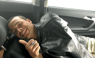 Après plus de seize heures bloqué dans sa voiture sur l'autoroute A1, Mathieu Dossevi garde quand même le sourire.