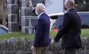 Joe Biden salue ses partisans, le 21 novembre 2020.