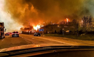 De nombreux internautes ont filmé des scènes de désolation de cet incendie qui ravage l'Alberta au Canada.