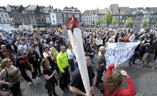 "Cannabis? Marijuana? J'ai de tout!", interpelle un jeune homme assis le long de la Meuse, fleuve traversant Maastricht, dans le sud-est des Pays-Bas : pour les dealers de rue, l'entrée en vigueur de la "carte cannabis" en mai est une véritable aubaine.