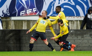 Le milieu de terrain sochalien Florian Martin célèbre son but contre Monaco, en quart de finale de la coupe de France le 9 février 2016 / AFP / SEBASTIEN BOZON
