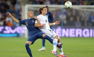 Le défenseur Christophe Jallet tente de contenir Diego Forlan, le 15 août 2012 au Havre.