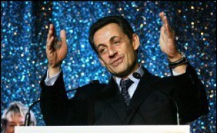 Nicolas Sarkozy, candidat UMP à la présidentielle, est parti vendredi à la conquête des enseignants en chargeant Xavier Darcos, ancien ministre à l'Enseignement scolaire, d'une mission sur leur salaire et leur carrière, alors que leur vote semble de plus plus volatil.