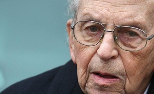 Raymond Aubrac, l'un des derniers cadres de la Résistance, est mort mardi soir à l'âge de 97 ans à l'hôpital militaire du Val de Grâce, a annoncé mercredi matin sa fille à l'AFP.