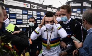 Julian Alaphilippe en arc-en-ciel
