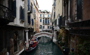 Un gondolier attend les clients à Venise
