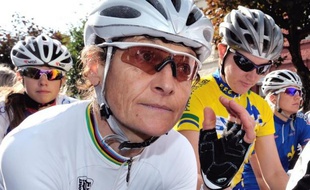 Jeannie Longo, 54 ans, est engagée dans les deux épreuves, le contre-la-montre et la course en ligne, des Championnats de France sur route qui auront lieu cette semaine à Lannilis (Finistère), a-t-on appris lundi auprès de la Fédération française de cyclisme (FFC).