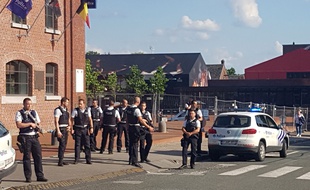 Deux policières ont été blessées le 6 août 2016 à la machette devant l'hôtel de police de Charleroi (sud de la Belgique).