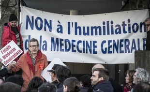 Des médecins manifestent à Lyon contre la loi santé, le 23 décembre 2014
