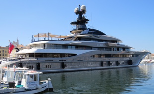 Le méga yacht «Kismet» dans le Vieux-Port de Marseille