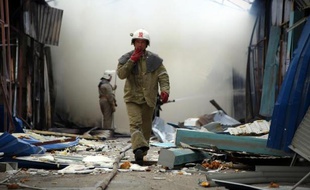 Un pompier tente d'éteindre un incendie dans un marché de Donetsk, le 3 juin 2015