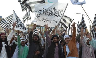 Des militants célèbrent la signature d'une trêve partielle entre les Talibans et les Etats-Unis le 1er mars 2020.