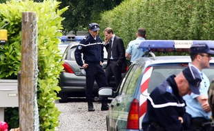 Le procureur de la République de Saint-Malo, Alexandre de Bosschère (C), entouré de gendarmes après la découverte du corps du petit Nicodème, au Minihic-sur-Rance, près de Dinard, le 5 juillet 2010.