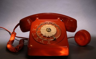 Téléphone à cadran. Photo d'illustration.