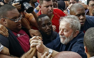 L'ancien président brésilien Lula da Silva salue ses partisans le 4 mars 2016 à Sao Paulo au Brésil