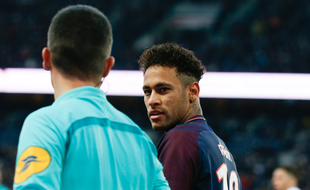 Neymar face à Strasbourg avant de sortir sur blessure.
