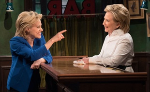 Hillary Clinton (à droite) lors d'une émission télévisée américaine le 4 octobre 2015.