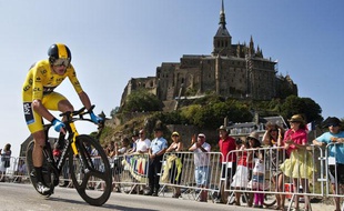 Le maillot jaune du Tour Christopher Froome lors du contre-la-montre au Mont Saint-Michel le 10 juillet 2013.