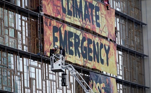 Des activistes de Greenpeace ont été évacués après qu'ils ont installé une banderole sur le Conseil européen jeudi 12 décembre 2019.