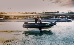 Les foils du Flying rib, du constructeur français SEAir, permettent à la coque de ce semi-rigide de se soulever de l'eau
