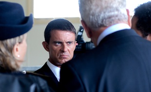 Le Premier Ministre Manuel Valls a visité un centre pour femmes et enfants à Calais lundi 31 août 2015.
