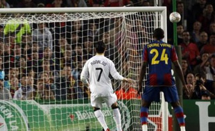 Manchester United's Cristiano Ronaldo (L) fails to score from a penalty kick against Barcelona during their Champions League semi-final first leg soccer match at Camp Nou stadium April 23, 2008. REUTERS/Gustau Nacarino (SPAIN)