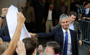 Le député UMP Laurent Wauquiez, le 8 juillet 2013, devant le siège parisien du parti, où Nicolas Sarkozy s'est exprimé.