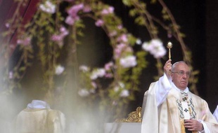Le pape François bénit les fidèles pendant la messe des Pâques le 5 avril 2015 au Vatican