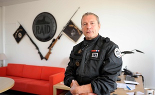 Jean-Michel Fauvergue dans son bureau, en 2013