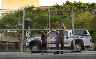 Deux policiers assurent la sécurité le 14 mars 2014 à Brisbane en Australie.