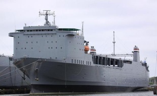 Le MV Cape Ray (g), amarré dans le port de la base navale de Norfolk (Virginie, est), le 6 mai 2012
