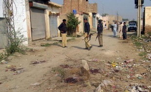 Au moins six personnes ont été tuées et 21 autres blessées dans un attentat suicide perpétré samedi contre un meeting de la formation politique à la tête de la province instable pakistanaise du Khyber Pakhtunkhwa (nord-ouest), ont indiqué des responsables de la police.