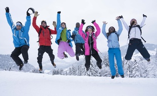 Les jeunes réfugiés Qambar, Jomah-Khan, Sikou et Grace sont ici notamment entourés du skieur freeride Léo Slemett.